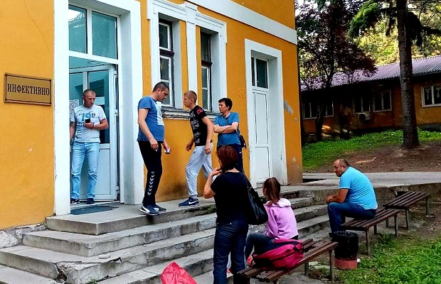 ТРОВАЊЕ ХРАНОМ У НОВОЈ ВАРОШИ: Петнаестак средњошколаца задржано на болничком лечењу 